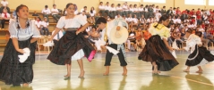 Las danzas folclóricas fortalecen los sentimientos de identidad y pertenencia a una cultura; pero también la danza contemporánea ayuda al niño y al joven a descubrir el espacio y los movimientos y jugar con ellos. 